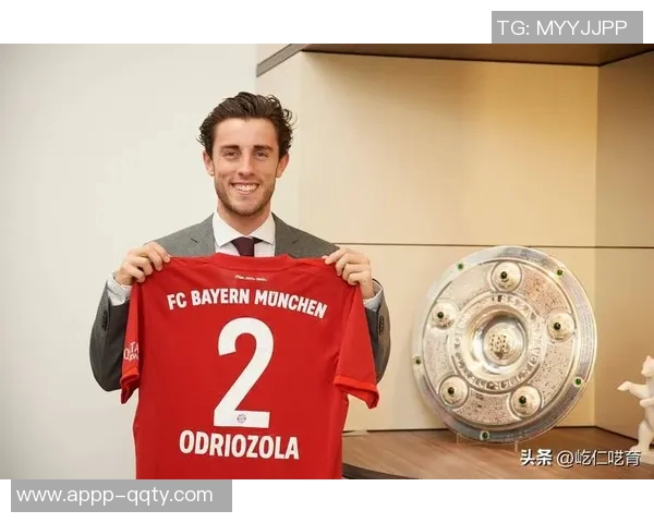 拜仁25-26赛季全家福揭晓夏窗四新援与德超杯奖杯沙拉盘同框亮相